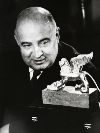 Александр Роу с призом «Золотой лев Святого Марка»