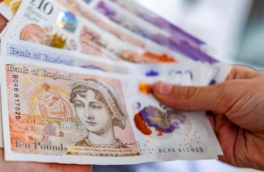 Выявлены неожиданные последствия замены банкнот: англичане реже их едят
