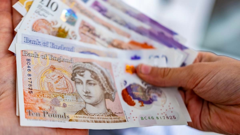 Выявлены неожиданные последствия замены банкнот: англичане реже их едят