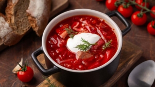 Как "покрасить" борщ, если он получился бледным: минутная хитрость, которую знают немногие