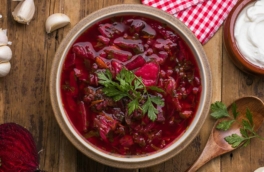 Какие ошибки "убивают" цвет борща: зная их, теперь всегда тушу свеклу правильно
