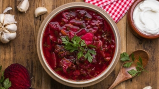 Какие ошибки "убивают" цвет борща: зная их, теперь всегда тушу свеклу правильно