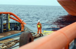 Поврежденный российский газовоз "Арктик Метагаз" буксируется египетским судном