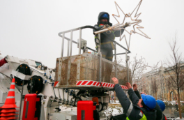 Окончен бал, погасли свечи: в Москве начали демонтировать новогодние ели и световые декорации