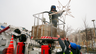 Окончен бал, погасли свечи: в Москве начали демонтировать новогодние ели и световые декорации