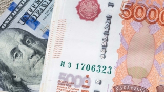 Рубль продолжает падать: доллар и евро обновляют максимумы на межбанковском рынке