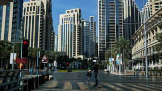 Власти Дубая рекомендовали отелям продлить размещение туристов из-за отмены рейсов