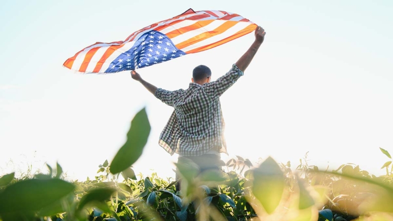 Трамп на фоне золотого трактора запустил сайт OnlyFarms