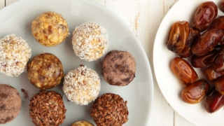 Не покупаю шоколадные конфеты, а делаю их за 15 минут сама из фиников, какао и орехов