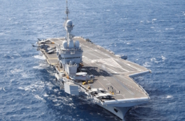 Макрон поручил передислоцировать авианосец "Шарль де Голль"