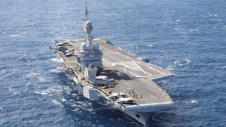 Макрон поручил передислоцировать авианосец "Шарль де Голль"