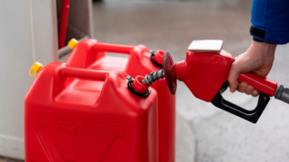 В Петербурге ввели запрет на продажу бензина несовершеннолетним