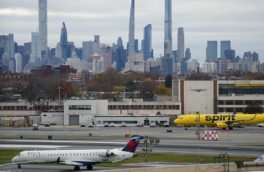 Самолет врезался в пожарную машину при посадке в аэропорту Нью-Йорка, четверо пострадали