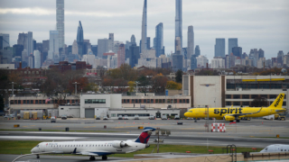 Самолет врезался в пожарную машину при посадке в аэропорту Нью-Йорка, четверо пострадали