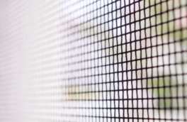 Как за 5 минут очистить москитные сетки от пыли