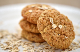 К завтраку пеку печенье из овсяных хлопьев: после замены одного ингредиента домашние готовы есть его каждый день