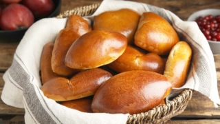 Выпечка больше не будет дубовой: что добавить в тесто, чтобы пирожки долго не черствели