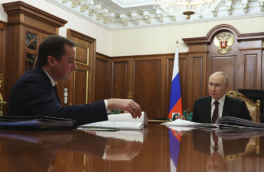 "Надо людей вытаскивать из бараков": Путин встретился с архангельским губернатором