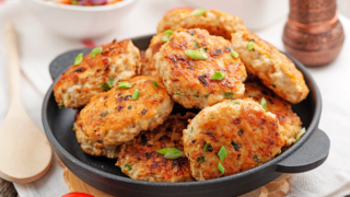 Заменила хлеб в котлетах одним простым ингредиентом – и удивилась, они стали пышнее и намного вкуснее