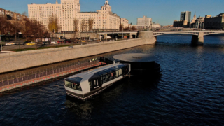 Два человека на каноэ попали под винты речного трамвайчика на Москве-реке, один пропал