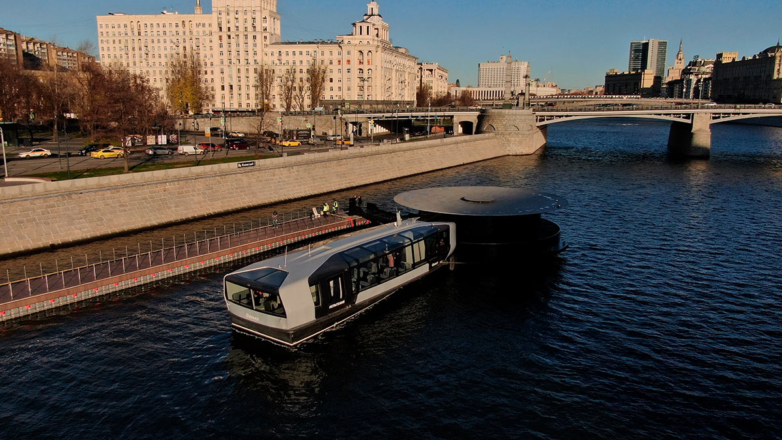 Два человека на каноэ попали под винты речного трамвайчика на Москве-реке, один пропал