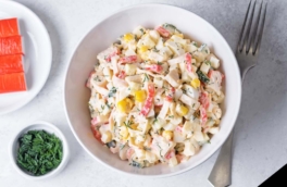 За несколько минут готовлю салат с крабовыми палочками: заменила майонез домашней заправкой – и все просят добавки