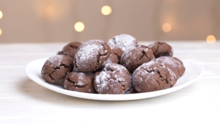 Готовлю шоколадное печенье за 30 минут: благодаря необычной начинке оно нравится всем