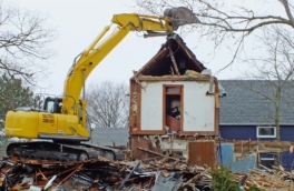В каком случае загородный дом могут снести, объяснила юрист