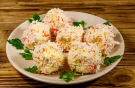 Закуска "Снежки" за 15 минут: нежные крабовые шарики с сыром, которые первыми исчезают со стола