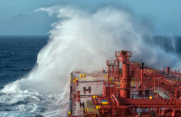 По танкеру MKD VYOM у берегов Омана во второй раз ударил БПЛА, погиб человек