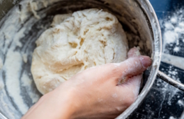 Зачем пекари "бросают" тесто на 20 минут: простая хитрость, которая сделает выпечку в два раза воздушнее