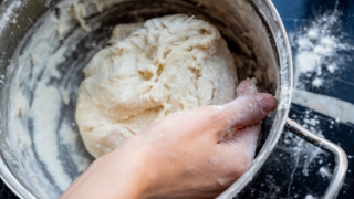 Зачем пекари "бросают" тесто на 20 минут: простая хитрость, которая сделает выпечку в два раза воздушнее