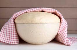 Что добавить в тесто вместо дрожжей: простой секрет пышной выпечки, которая дольше не черствеет