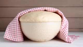 Что добавить в тесто вместо дрожжей: простой секрет пышной выпечки, которая дольше не черствеет