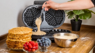 Мягкие внутри и золотистые снаружи: секрет правильного теста для венских вафель за пару шагов