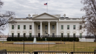 Белый дом назвал решение США ослабить санкции против нефти из России краткосрочным