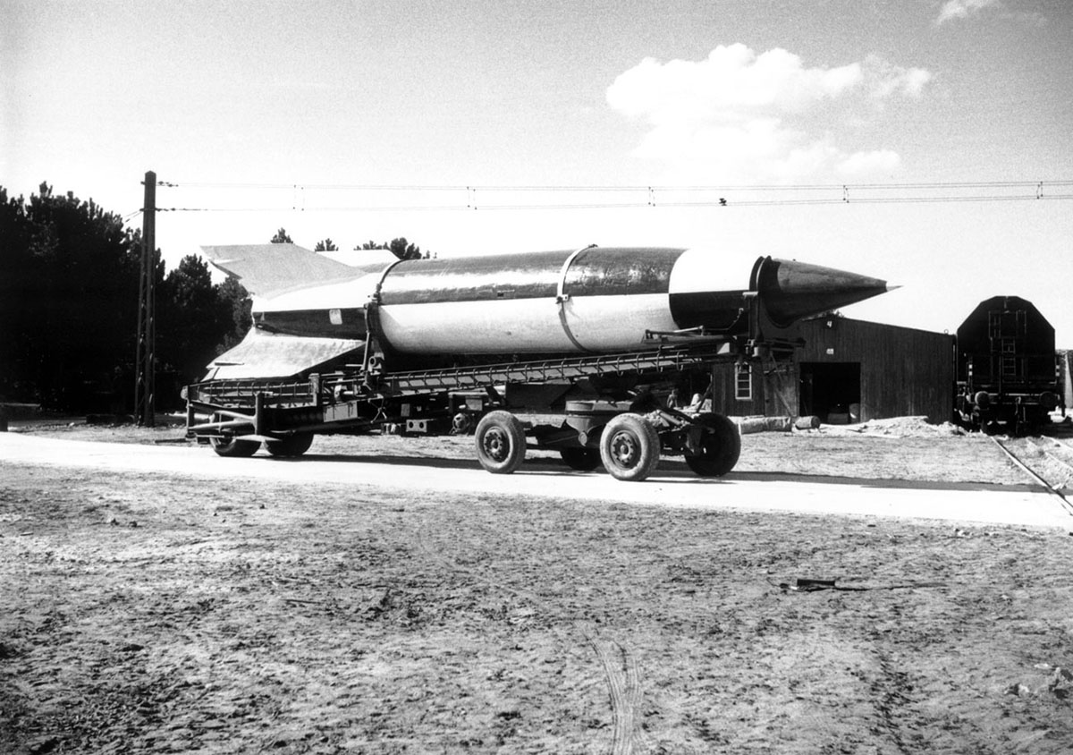 Немецкая ракета "Фау-2" во время транспортировки