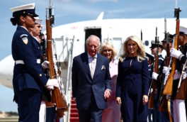 Король Великобритании прибыл в США