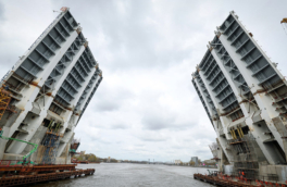Новый разводной мост протестировали в Петербурге