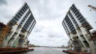 Новый разводной мост протестировали в Петербурге