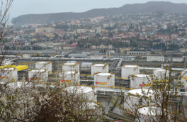 В Туапсе эвакуируют жителей домов, расположенных рядом с загоревшимся после налета беспилотников НПЗ