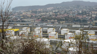 В Туапсе эвакуируют жителей домов, расположенных рядом с загоревшимся после налета беспилотников НПЗ