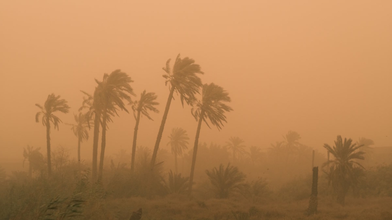 Песчаная буря из Сахары окрасила небо Антальи в красный цвет