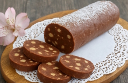 Шоколадная "колбаса" за 10 минут: рецепт быстрого десерта, который нравится всем сладкоежкам
