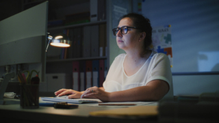 Бюрократическую нагрузку на врачей и учителей снизят новыми законами