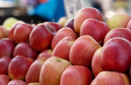 Трутнев потребовал объяснить цену яблока по 300 руб. на Чукотке