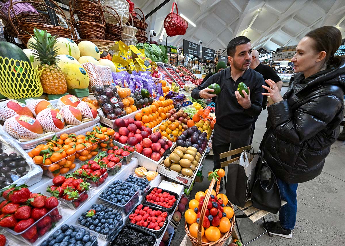 Продажа фруктов и ягод на продуктовом Даниловском рынке в Москве