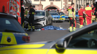 Автомобиль врезался в толпу людей в Лейпциге: 2 погибших и 20 пострадавших