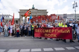 Сотни человек собрал "Бессмертный полк" в двух шагах от рейхстага