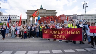 Сотни человек собрал "Бессмертный полк" в двух шагах от рейхстага